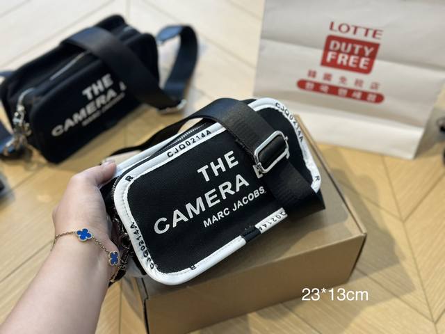 Marc Jacobs The Camera Bag小小一个轻盈的帆布包 能装又好看卡包一包搞定啦手机 钥匙 23x13