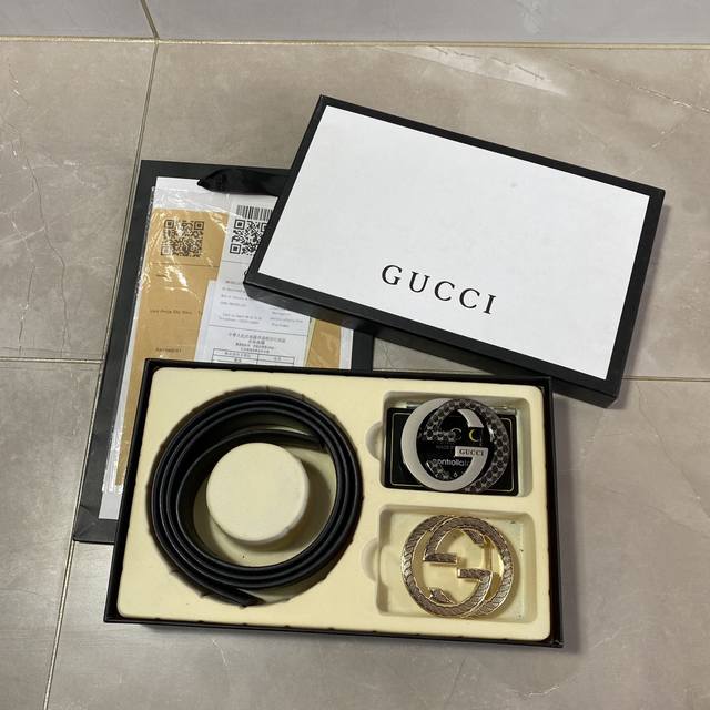 古驰gucci精品款 双扣礼盒套装 含礼盒 专柜有售 Gucci专柜在售正品 此款采用头层牛皮制作 走线油边细致 正品开模 搭配广州原版扣经久耐用 3 8Cm规