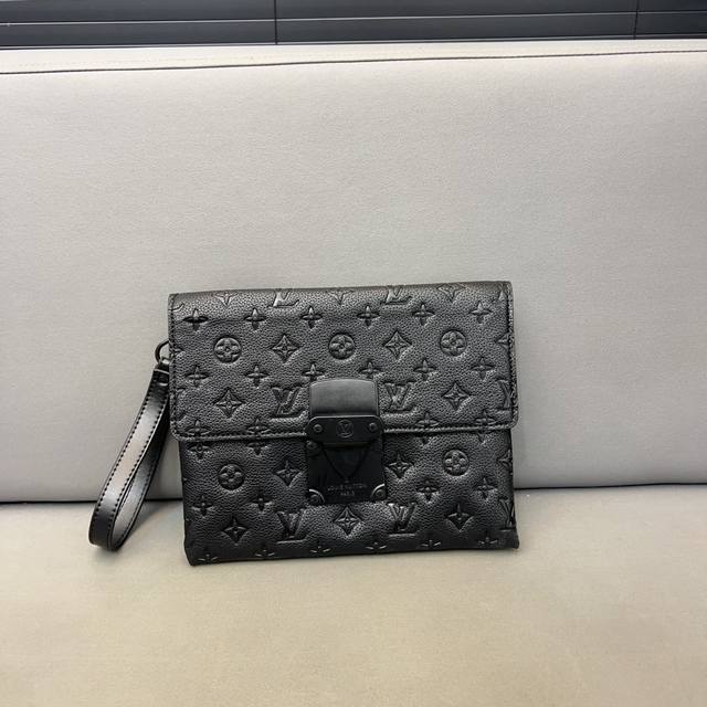 Louisvuitton 路易威登 S Lock 手拿包 夹包 采用原版面料材质 配送防尘袋 礼盒 规格 28 X 22 Cm