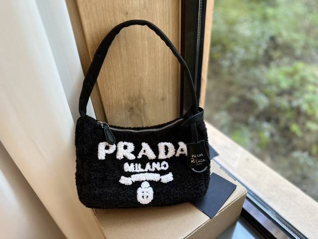 礼盒包装 Prada Hobo腋下包毛毛包 红翻天的一款 专柜一只难求 我家原单复刻版 -今年真的太流行腋下包了 超级喜欢它简单有质感的设计 很能装而且方便啊