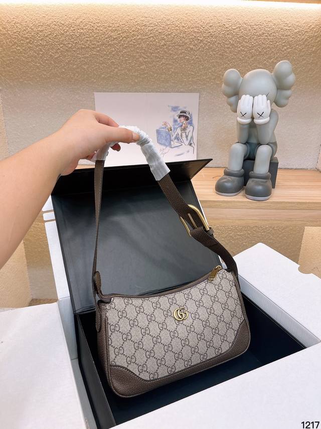 配盒子 酷奇腋下gucci2023 新款gucci #Softhobo 腋下包秋冬新品必入款 全国限量发售 复古做旧金属双g扣 打造高级时星风格具备 颜值 气场