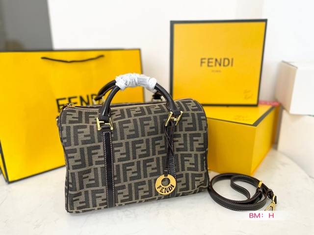 配折叠礼盒 芬迪fendi Peekaboo 枕头 傲造型还是不错的 大气低调奢华 手提单肩 芬迪 色卡 尺寸 30x19