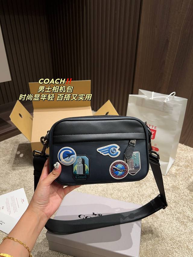 配盒尺寸22 14 蔻驰coach 男士相机包 真的好减龄 经典校园风再次回归 简约 干净 颜色真的很治愈 很百搭 男孩女孩都轻松hol D还不赶快get 它