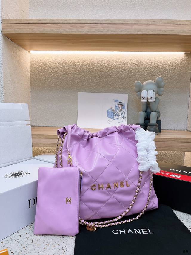 香奈儿垃圾袋 众星宠儿chanel 22Bag这颜值太能打了能装又好看 随性软塌塌的质感背起来超有范儿 尺寸 大号39 34