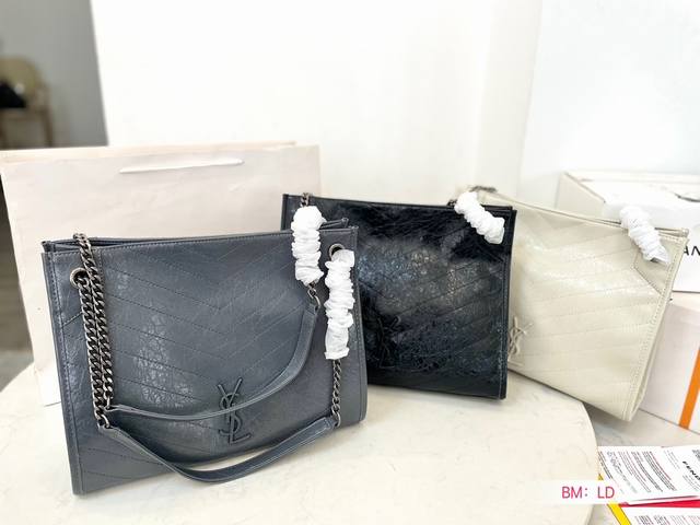 Tote通勤包ysl Niki 这只ysl Niki Shopping Bag 完美的可以装下包口有吸铁石封口 地铁_上也相对安全 我觉得对大部分女生来说中号已