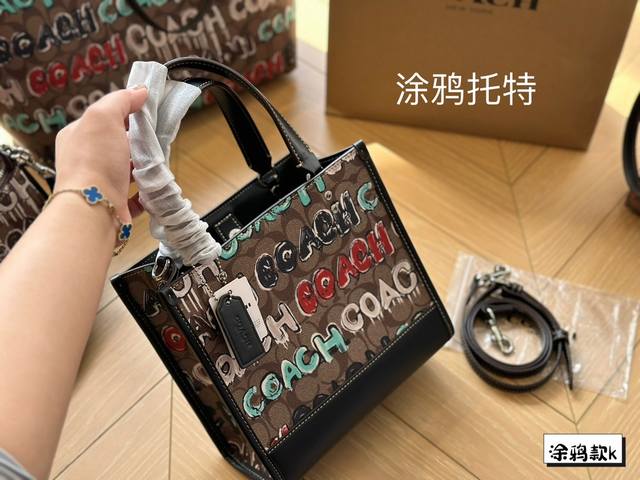 配盒 Coach新款field托特 Coach专柜超火的皮质field Tote托特包 配宽肩带 可以任意调节长短 真的太好看了 这个款今年也很火 横版托特的尺