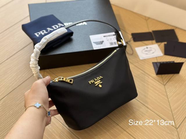 配盒 Size 22x13 Prada Hobo中古腋下包 皮质肩带更复古硬挺一些 多了一份随意和简单 完全的时尚百搭