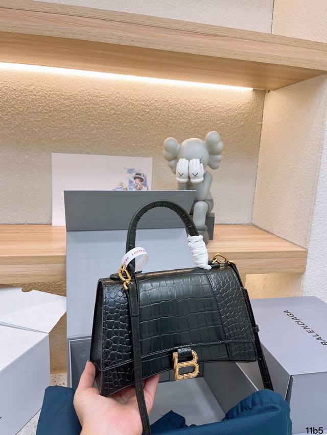 折叠礼盒包装 Balenciaga 巴黎世家本季重磅hourglass沙漏包 独特的标志性弧线形状造型极具辨识度 一眼就让人眼前一亮呀超炫酷 表面光滑平整 外观