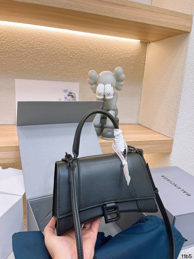 折叠礼盒包装 Balenciaga 巴黎世家本季重磅hourglass沙漏包 独特的标志性弧线形状造型极具辨识度 一眼就让人眼前一亮呀超炫酷 表面光滑平整 外观 - 点击图像关闭