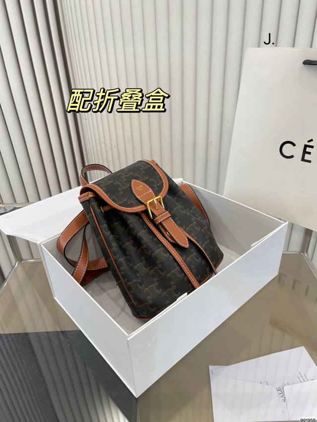 折叠盒 Celine 赛琳 新款 Triomphe 凯旋门老花双肩包 Lisa同款 早春走秀款 将复古元素与利落线条完美结合 焕发出全新的动人魅力 尺寸 17