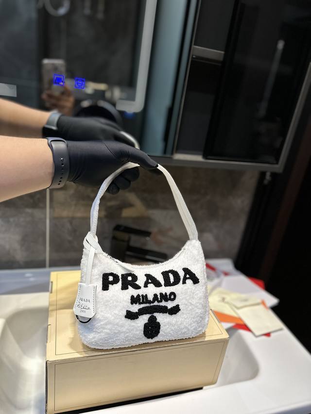 普拉达prada 腋下包 上身非常百搭 最主要的是减龄款 超多明星都在用的手感非常的舒服 但是包包小巧能装 能够满足日常所需物品的容纳 美貌与实用 简单大方 上