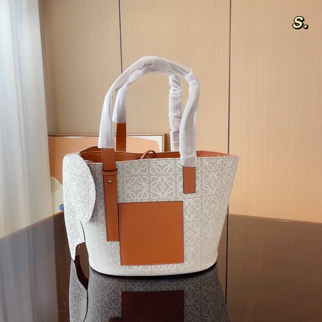 Loewe 提花布老花大象tote 手提包这才是罗意威最值得入的中古包吧太好装了容量很大出差旅行必备的大包首选真的很小众因为这一只是中古包所以很少见~但是真的好