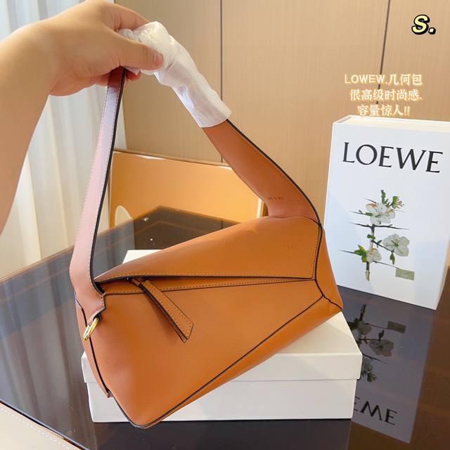 配礼盒包装 Loewe罗意威肿么了竟然出puzzle腋下包 Loewe最近又放大招哈推出全新puzzlehobo腋下包它的出现直接让各位宝们按耐不住了 Puzz