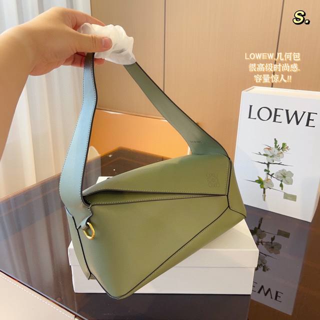 配礼盒包装 Loewe罗意威肿么了竟然出puzzle腋下包 Loewe最近又放大招哈推出全新puzzlehobo腋下包它的出现直接让各位宝们按耐不住了 Puzz