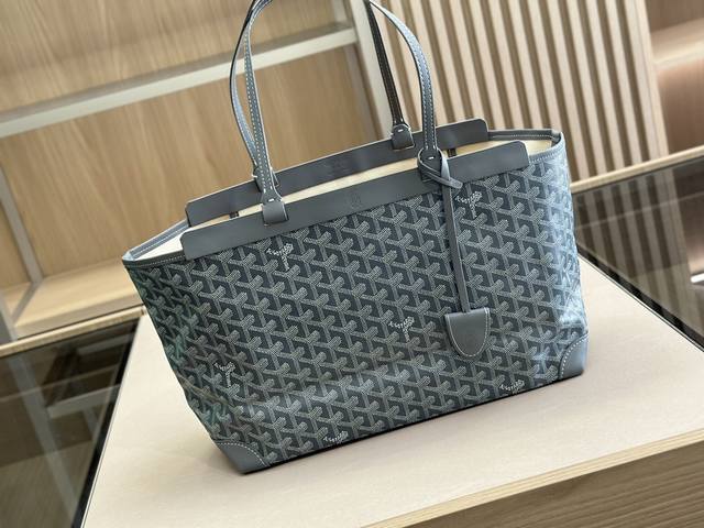 戈雅打工人的完美通勤包就是它 Goyard Bellechasse简直不要太好用 容量大 自重超级无敌轻 包型挺拔不容易塌完美装下14寸的电脑 耐造同时也很低调