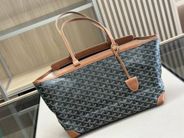 戈雅打工人的完美通勤包就是它 Goyard Bellechasse简直不要太好用 容量大 自重超级无敌轻 包型挺拔不容易塌完美装下14寸的电脑 耐造同时也很低调