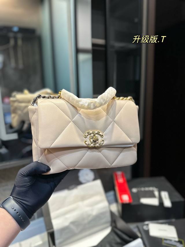 折叠礼盒 Chanel19Cha.Nel19手袋jennie 刘雯 欧阳娜娜同款 在ch.Anel秋冬秀上出现的手袋无疑是今年秋冬最热门的包包之一 Jennie