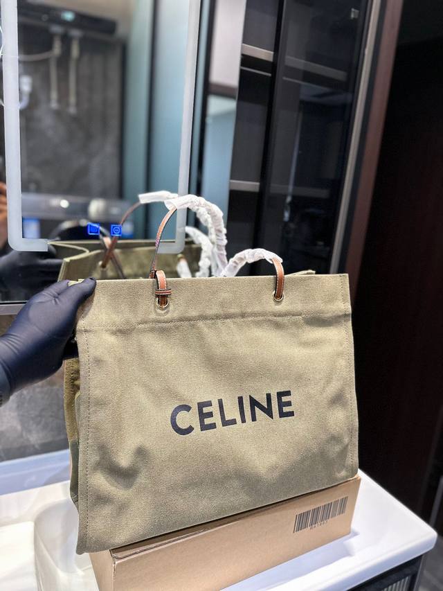 Celine军绿色tote C家最热门的购物袋 每个明星网红人手一个的节奏 特点是容量巨大 材质也是今年大热的流行元素 简洁的字母设计可以搭配任何颜色的服装造型