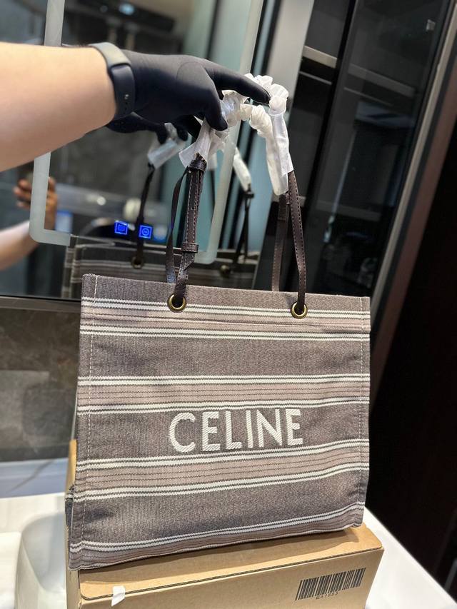 赛琳celine 20Ss新款tote大帆布袋 因为是设计大师phoebe Philo的谢幕之作 所以意义非凡 整只包线条简洁利落 造型感流畅 在夏日搭配一件简