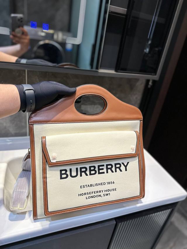 Burberry 斜挎包巴宝莉换上帆布材质后看起来更轻松自在正面印有 Burberry England 涂鸦徽标醒目而直白立马就有了感觉bur标志性的风格 真的