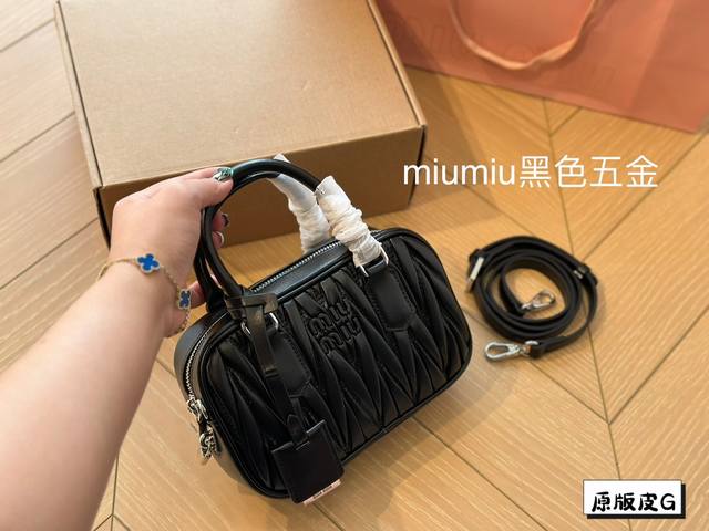 可盐可甜的 Miumiu 女孩miumiu 小方包包 好搭 什么风格都能驾驭材质很柔软 容量也非常ok复古俏皮的hobo包型是近期几乎天天拿出门的包包 尺寸20