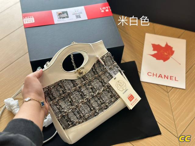 折叠盒chanel 31Bag31Bag再次回归就闭眼入 有什么颜色买什么颜色 图片色可能略有色差 但实物是非常好看的 容量不用说了 肩带也正好斜挎不会太长 既