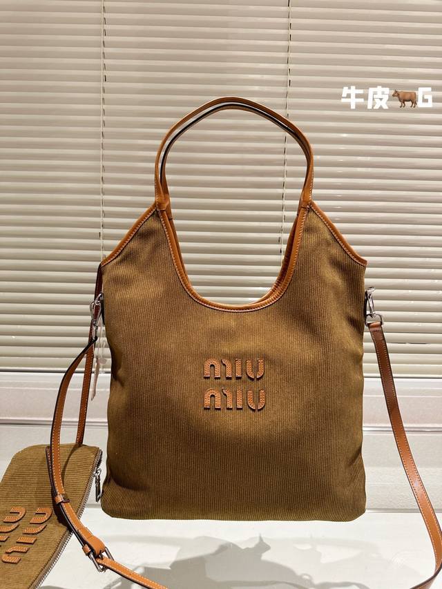 头层皮 Miumiu 伊势丹限定 灯芯绒托特包miumiu伊势丹限定款hobo 也太好看了miumiu 这款hobo 可能是它家出过的包里我最喜欢的一款 尺寸