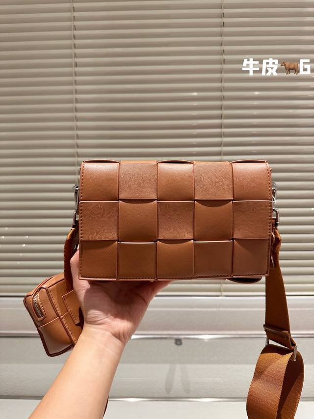 头层牛皮 Bottega Veneta Bv高级 Cassette手袋 编织豆腐包 新款 简洁的线条 柔软的包身 并且相当实用 街头巷尾它的身影无处不在 牛皮