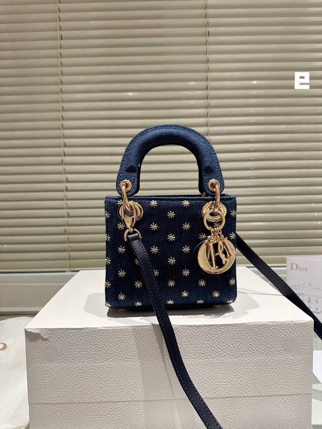 折叠礼盒dior 23限定新品 Lady D-Joy 牛仔 腋下戴妃包 秀智同款 作为dior的标志之作 Lady Dior手提包将dior皮具的经典元素汇聚于