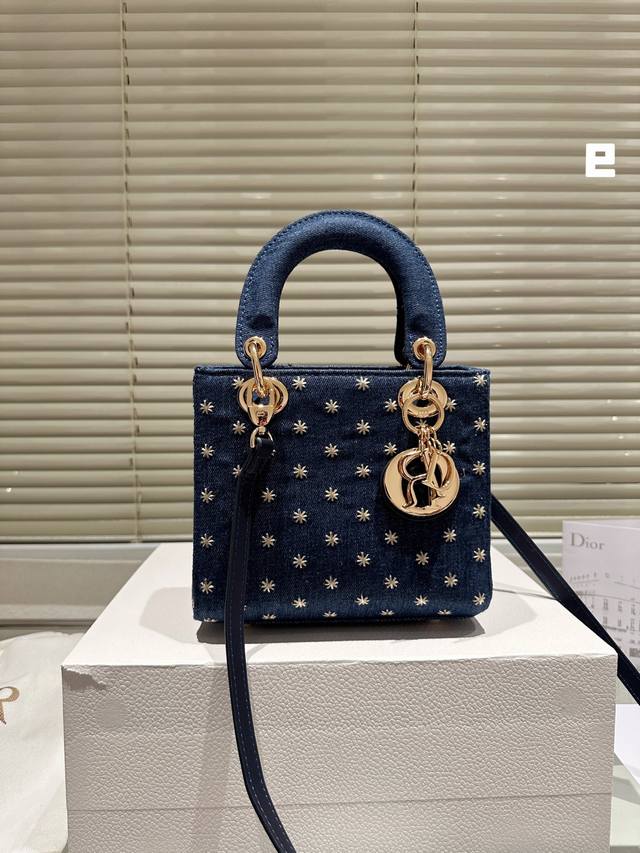 折叠礼盒dior 23限定新品 Lady D-Joy 牛仔 腋下戴妃包 秀智同款 作为dior的标志之作 Lady Dior手提包将dior皮具的经典元素汇聚于