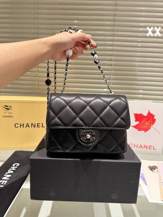 我丢 Chanel 23P的太绝啦0毛呢控们赶紧来 一眼看过去就很少女的香奈儿这个黑色白色我都好爱 秋冬还有春天我都觉 得好应季t+.上身很有仙女范儿 #今日快