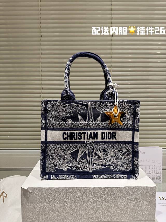 小号 原版布 Dior Book Tote是由christian Dior艺术总监maria Grazia Chiuri签名的原创作品 现已成为品牌的经典之作