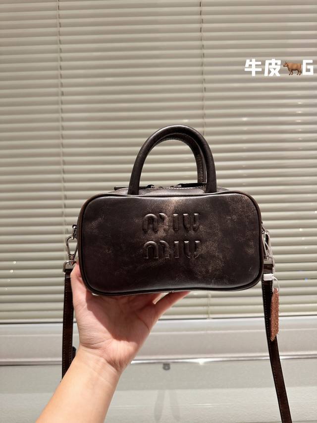 进口头层牛皮 Miumiu限定款手提包 简单又好看 Miumiu而且超级实用 #Miumiu新款包包尺寸20 12Cm