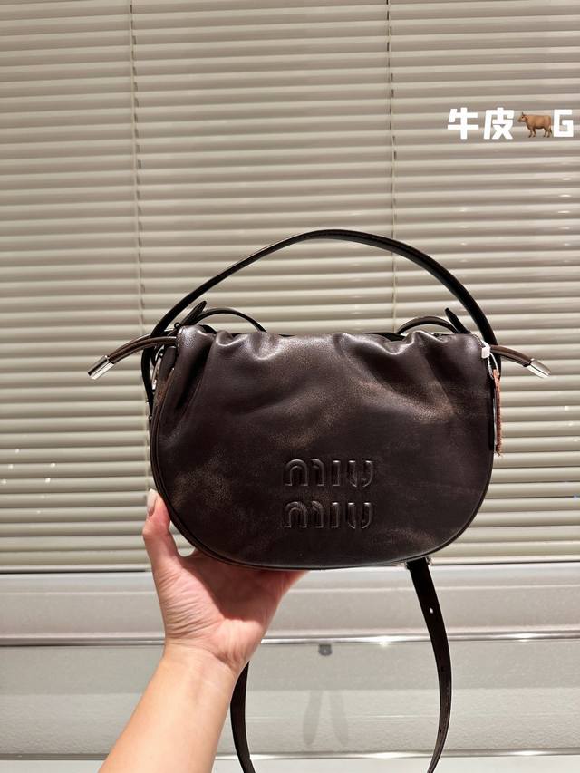 进口头层牛皮 Miumiu限定款手提包 简单又好看 Miumiu而且超级实用 #Miumiu新款包包尺寸24 18Cm