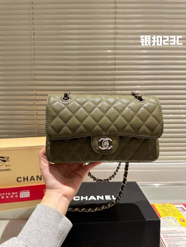 原单品质 复刻版 Chanel 23Cm Cf Chanel礼盒专柜包装无疑是个美胚子简直就是狙击小仙女们心脏的利器珍珠女孩的优雅与温柔就像珍珠本身的特质光泽一