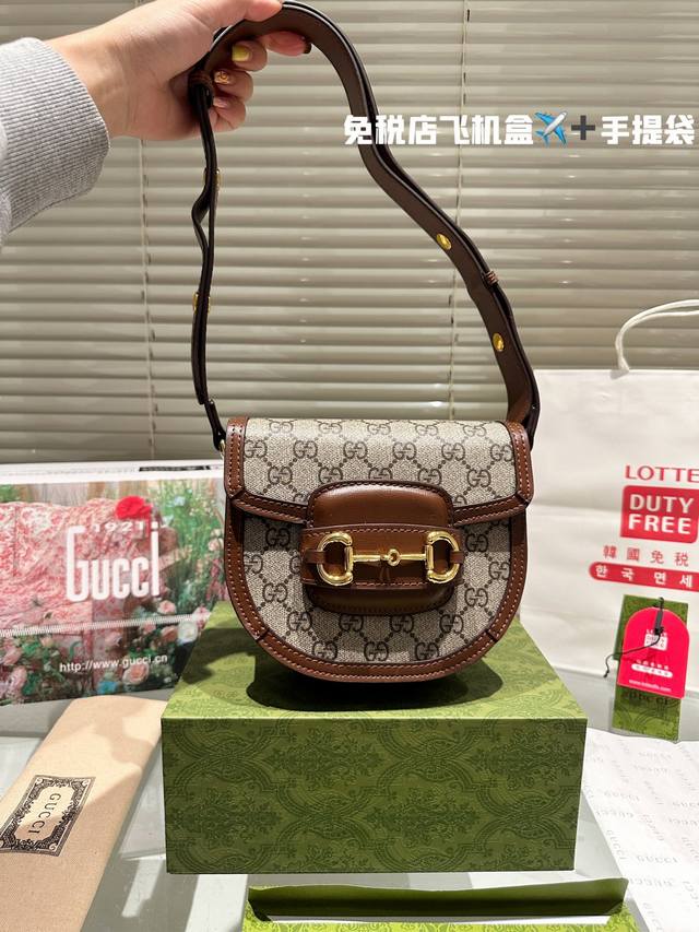 复刻版 牛皮 Gucci1955 马鞍包家族出新款啦新款是mini半圆形肩带和经典款是一样的~两侧可以调节纽扣 变成斜挎 还可以腋下 最新款gucci 1955