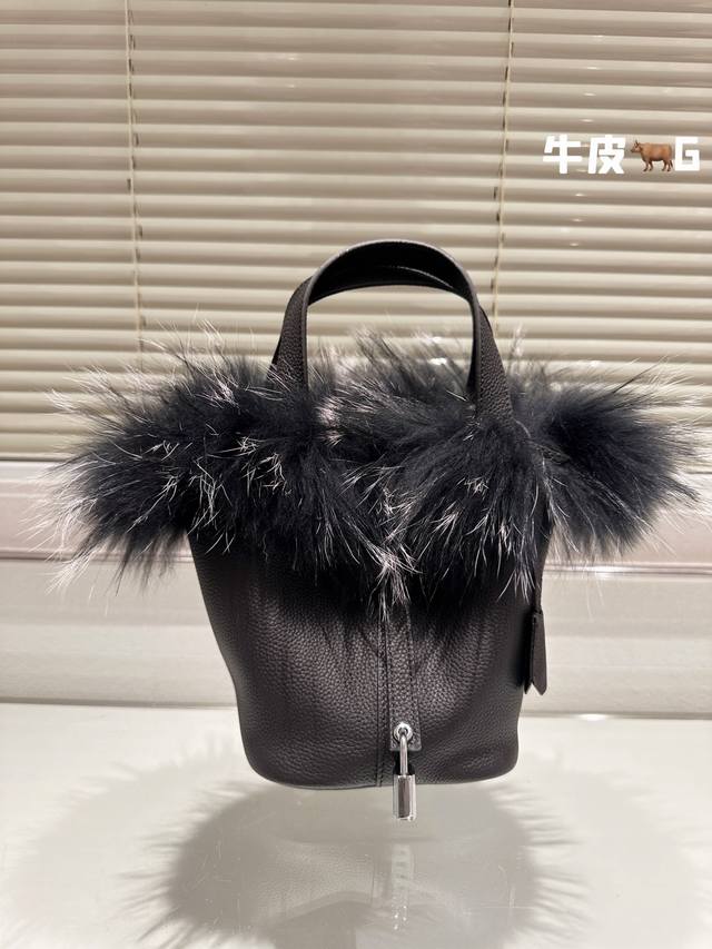 进口头层牛皮 Hermes Picotin Lock Bag 爱马仕菜篮子 23Cm 性价比手工版 无论是皮草靴 皮草帽 皮草包以及其它皮草配饰 都是深冬潮尚已