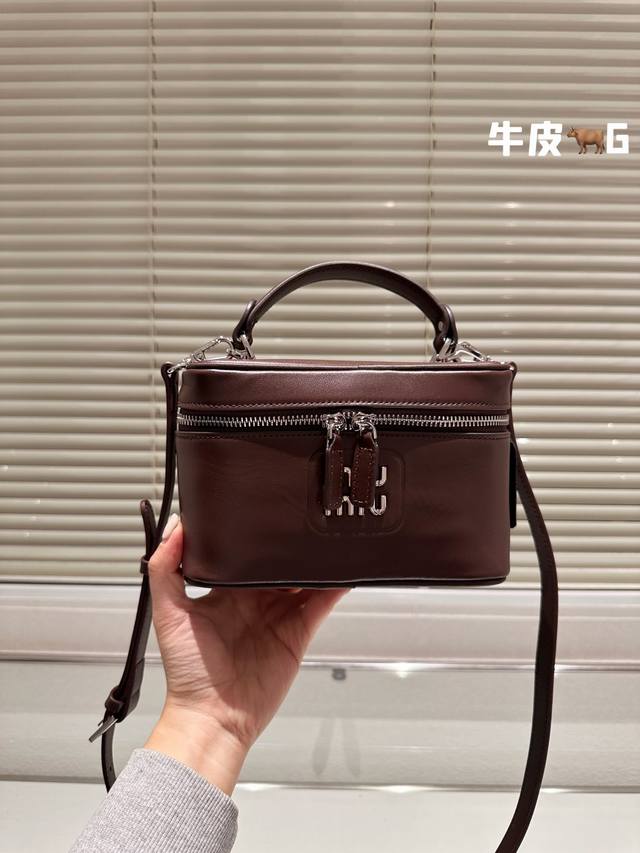 进口头层牛皮 Miumiu限定款手提包 简单又好看 Miumiu而且超级实用 #Miumiu新款包包尺寸20 12Cm