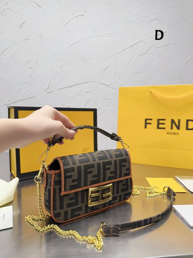 礼盒包装 Fendi Vintage法棍包 小号 2020年米兰时装周街拍中 潮人们背的最多的包包大概就是fendi芬迪的这款腋下包了 经典布料 有种慵慵懒懒的