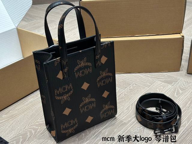 配盒子size 22*19Cm Mcm 这季主打就是时尚大logo Mc 琴谱包 购物袋 断货王回来啦 很适合入手哦 百搭又实用 青岛出品