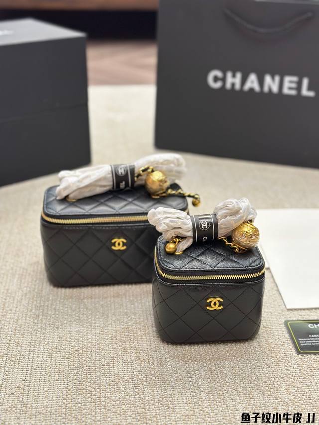 鱼子纹小牛皮 Chanel23S 金球长盒子太美啦生配色优雅高级二 底部还有双c走线大 Logo细腻精致 复古金链不用担心脱金掉鱼 爱心扣费特别超温柔 可以随意