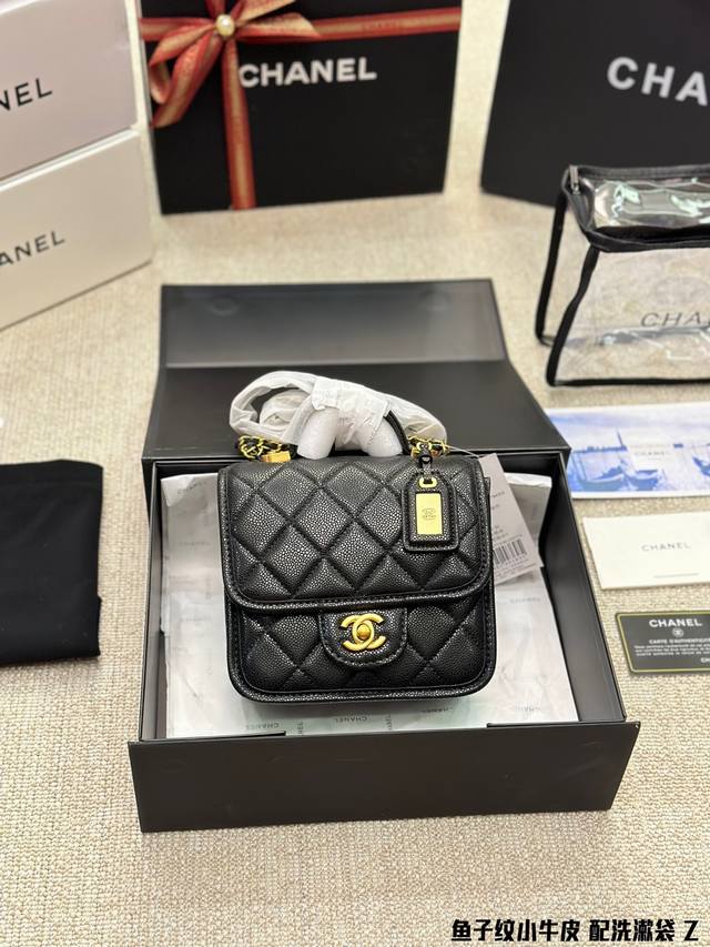 鱼子纹小牛皮 配洗漱袋 跟着买就对了 Chanel 22K铭牌豆腐包chanel 23K秋冬新品必入系列tew被23K铭牌豆腐包惊艳到了+中古铭牌设计感 居然出