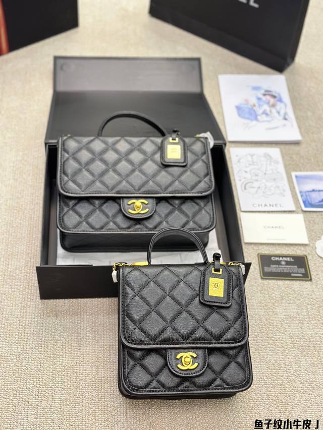 鱼子纹小牛皮 跟着买就对了 Chanel 22K铭牌豆腐包chanel 23K秋冬新品必入系列tew被23K铭牌豆腐包惊艳到了+中古铭牌设计感 居然出现在22K