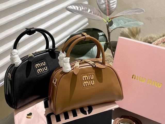 原单进口纯牛皮 Miumiu 新品 小号贝壳包 保龄球包秋冬小可爱上线啦 今年非常流行小巧包 采用小牛皮制作的包身 小巧精致的设计 方正复古的造型 优雅中带点随