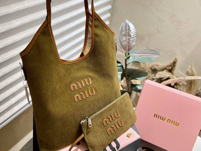 牛皮 灯芯绒 Miumiu 伊势丹限定 灯芯绒托特包miumiu伊势丹限定款hobo 也太好看了miumiu 这款hobo 可能是它家出过的包里我最喜欢的一款