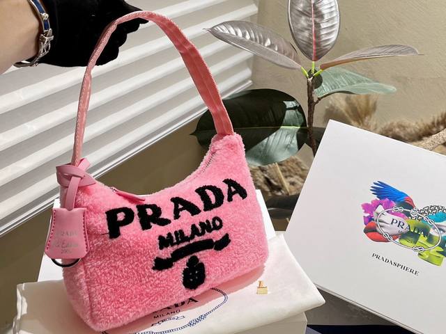 礼盒包装prada Hobo腋下包毛毛包 红翻天的一款 专柜一只难求 我家原单复刻版 -今年真的太流行腋下包了 超级喜欢它简单有质感的设计 很能装而且方便啊 无