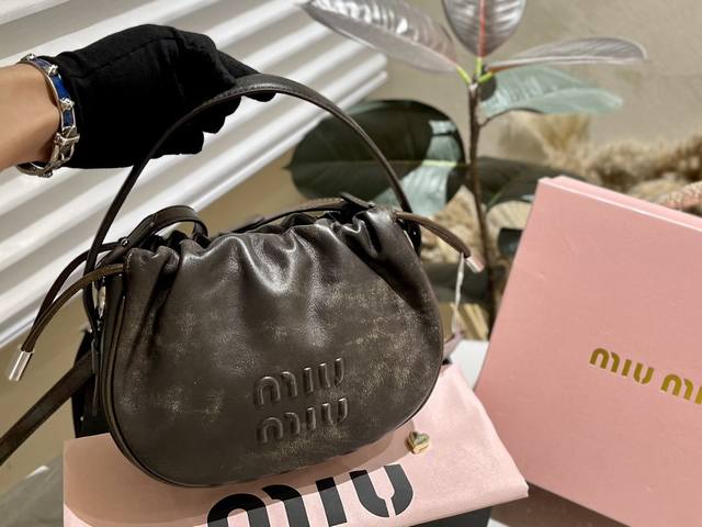 进口头层牛皮 纯皮 Miumiu限定款手提包 简单又好看 Miumiu而且超级实用 #Miumiu新款包包尺寸24 18Cm