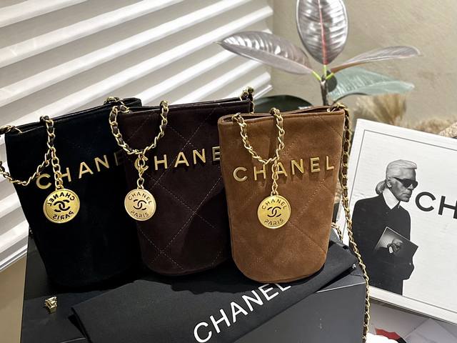 纯皮 鹿皮 折叠礼盒chanel 新品 金币mini 水桶包 手机包时装 休闲 不挑衣服尺寸12*18Cm