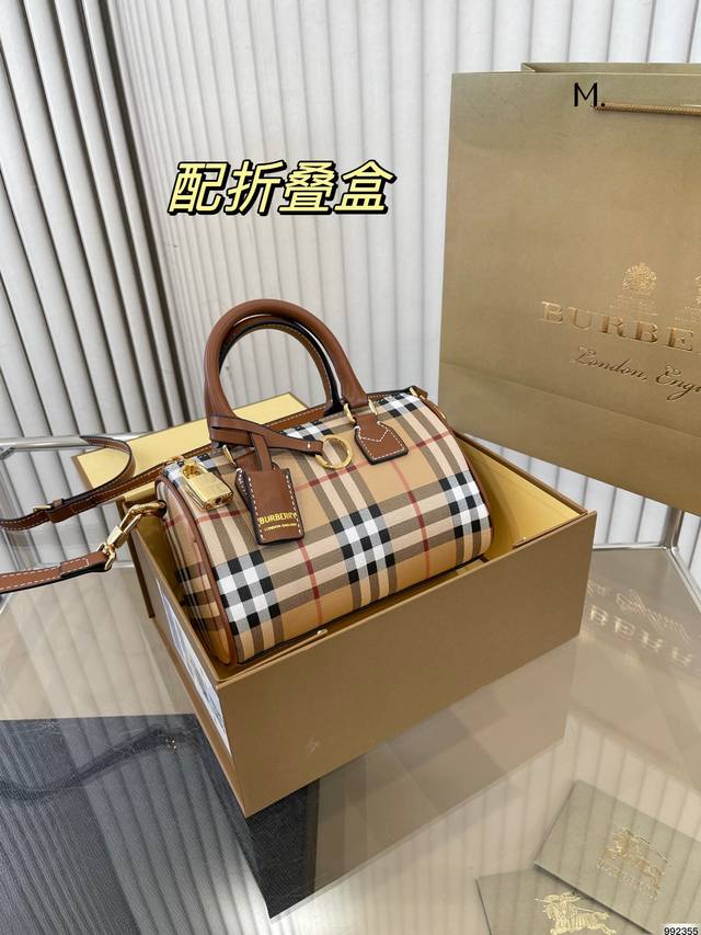 折叠盒burberry 巴宝莉 新款 单肩包 面料柔软又不失立体感包身特立独行 背上超显品味尺寸 18 12