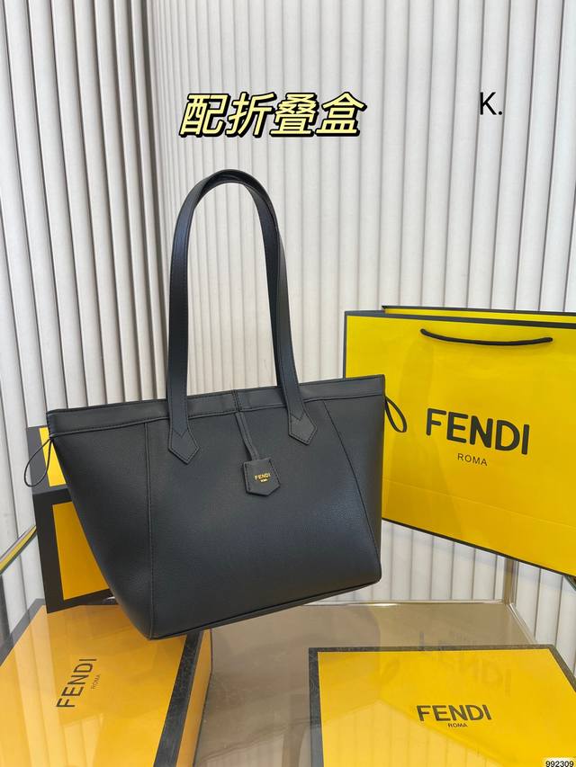 折叠盒芬迪fendi Origami托特包灵感源自于折纸艺术 可随意变化包型 8个隐藏式吸磁扣保证的物品的安全性 也更加美观 打开是一个tote 的样式 折起来